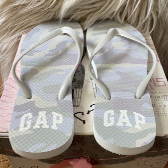 Gap camouflage summer flip flops size 7/8 - Picture 3 of 4